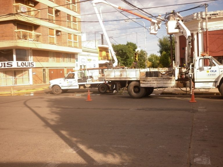Por reparaciones en la red se dejó sin luz al centro de 9 de Julio