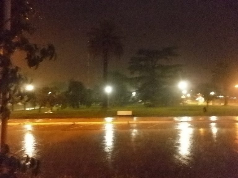 Las lluvias seguirán hasta mañana a la noche según el pronóstico