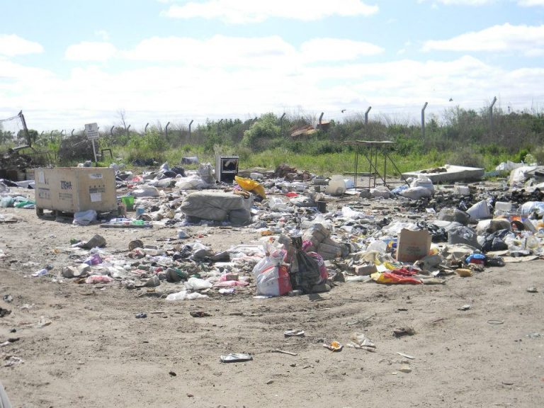 Vecinos se quejan por la basura en el “Matadero Viejo”