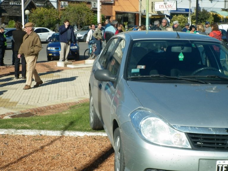 Quiso estacionar y terminó sobre la plaza lesionando a su hija y nieto
