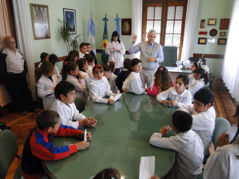Battistella recibió alumnos primarios en su despacho