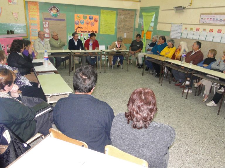 Funcionarios y vecinos se reunieron en la Escuela N° 2