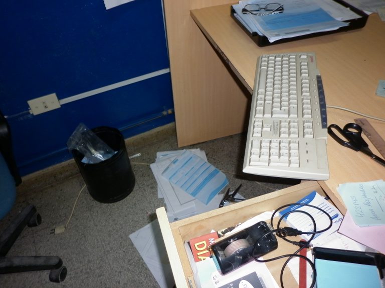 En ABSA rompieron una computadora y vidrios