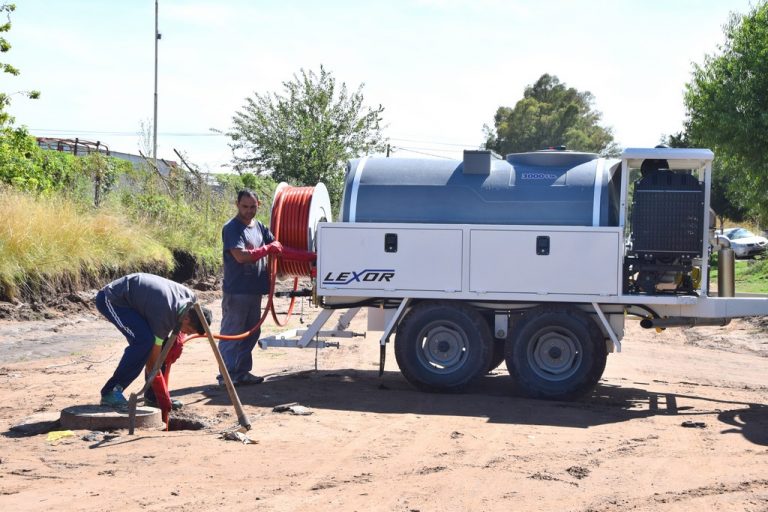 Una nueva máquina limpia cloacas y desagües en Nueve de Julio