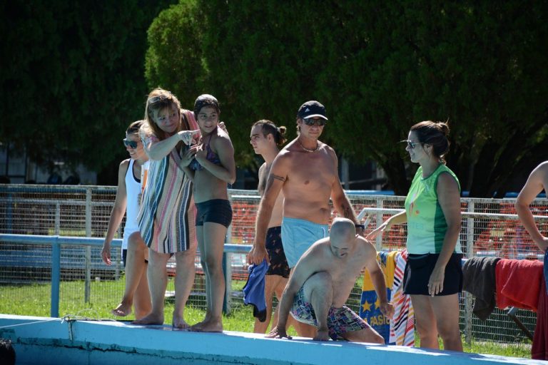 En Libertad nadan personas con discapacidad como parte de una Colonia de Vacaciones