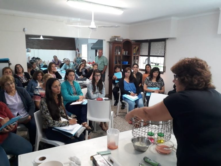 Con una clase teórico prácticas se enseñó a elaborar tomates