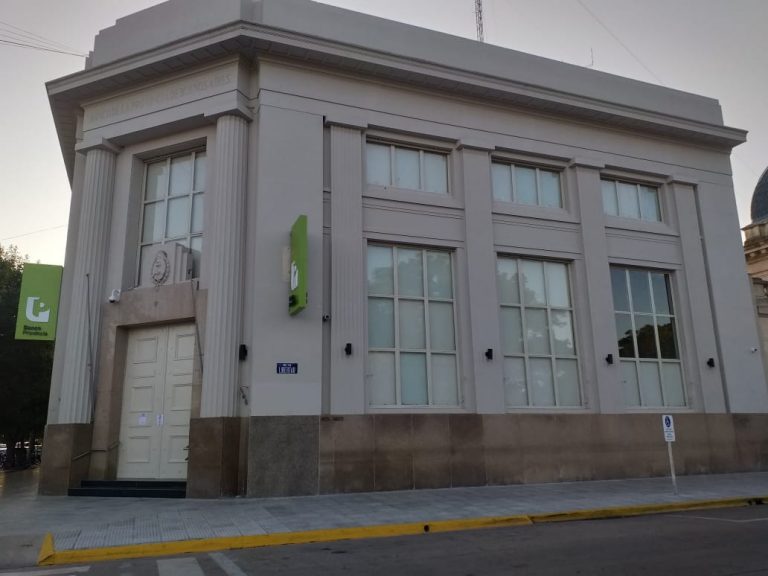 El lunes los bancos atienden en horario restringido
