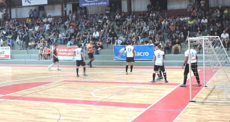 Se disputan los Octavos de Final del Torneo que se juega en Atlético