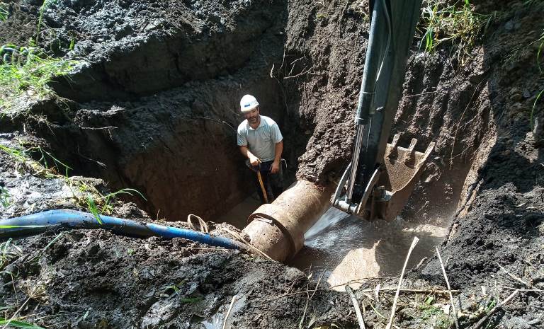 Operarios de ABSA trabajan en un acueducto sobre ruta 5