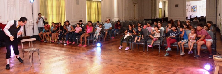 Espectáculo artístico en las Escuelas de Verano