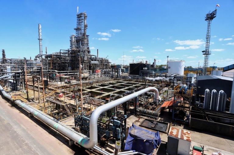 Kicillof visitó una refinería en Campana y reafirmó su apoyo a la industria petrolera