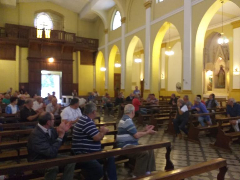 En cada encuentro de oración se suma algún vecino