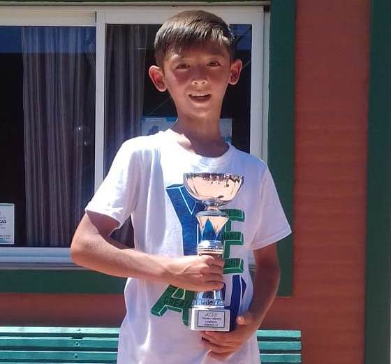 Niño nuevejuliense se consagró campeón en single y doble