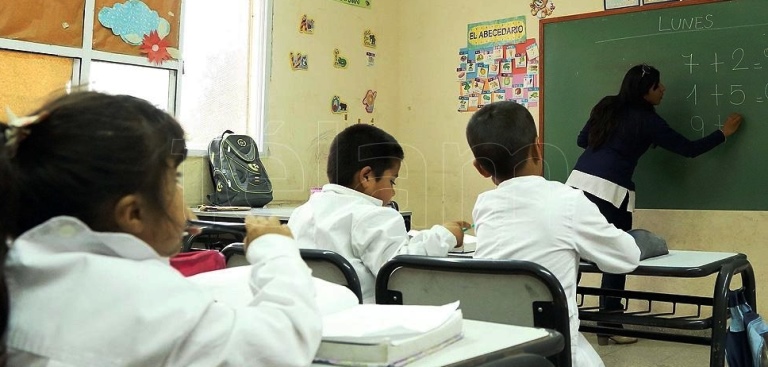 El gobierno bonaerense convocó a paritarias a docentes y estatales para el lunes