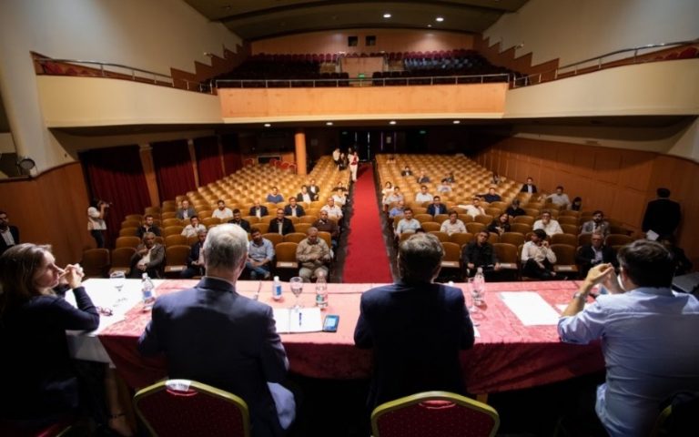 En reunión de Intendentes ante la convocatoria del Gobernador, Pablo Zurro increpó a Mariano Barroso