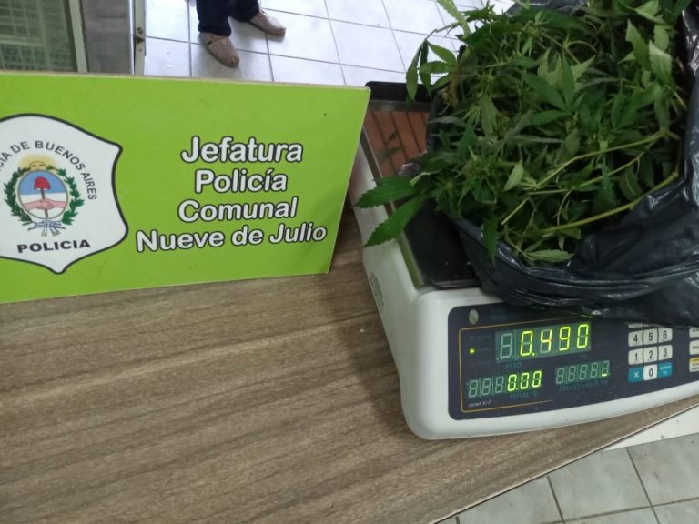 Además de violar el aislamiento andaban con marihuana en moto