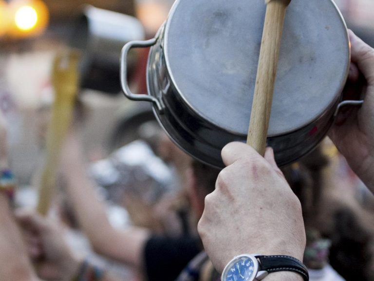 Cacerolazo para que los políticos se bajen sus haberes