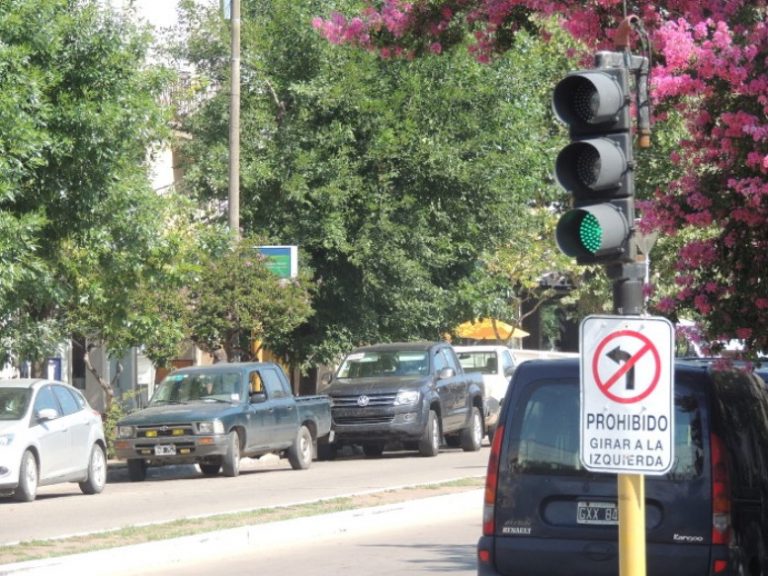 En la esquina de Avda Vedia y La Rioja no se debe doblar a la izquierda