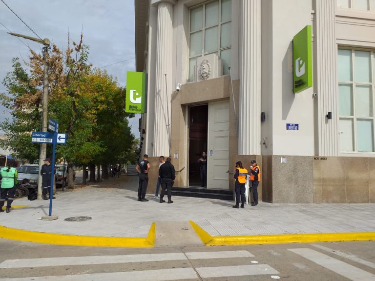 Sin colas, en orden y con medidas sanitarias atienden los bancos habilitados a pagar jubilaciones y pensiones