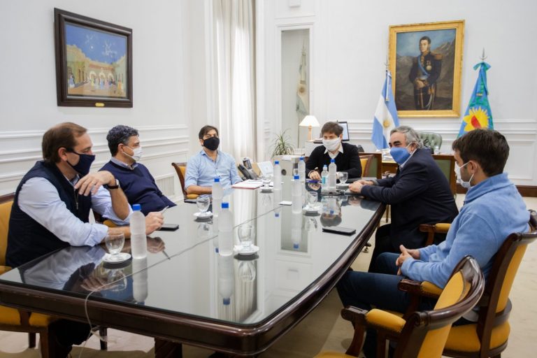 Axel Kicillof con tres intendentes de Juntos por el Cambio