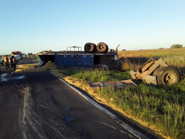 Un camión volcó cerca de Dudignac y perdió su carga de cereal