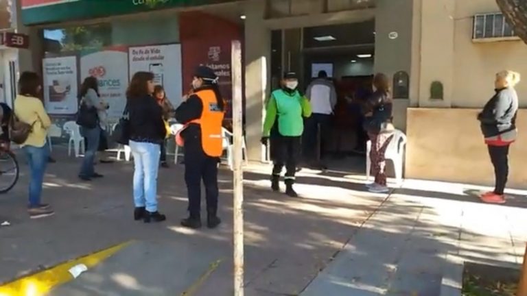 Con un ordenado dispositivo de seguridad los bancos pagan a jubilados y pensionados