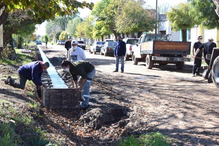 En el Barrio nuevejuliense ‘El Santo’ se hacen obras de cordón cuneta