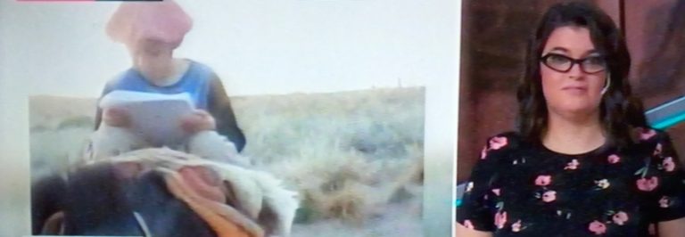 Con siete años cumple la tarea escolar a lomo de un caballo para tener Internet