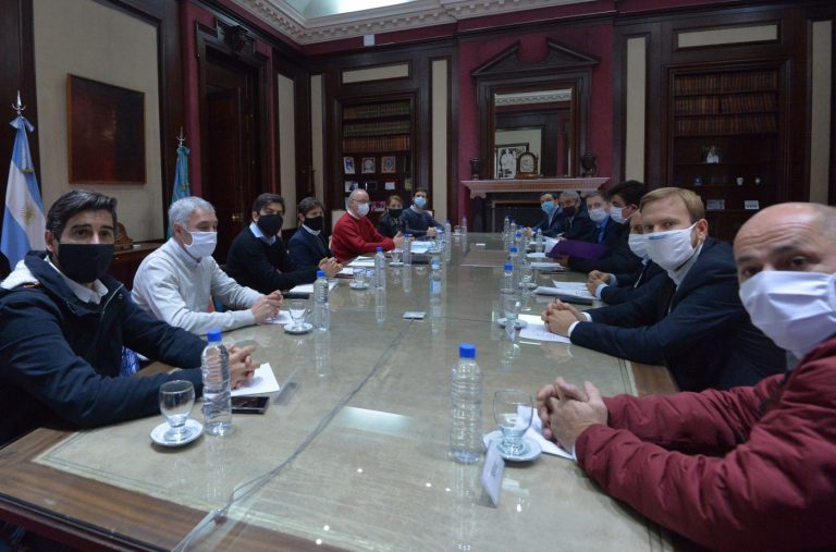 Kicillof se reunió con intendentes cercanos a La Plata
