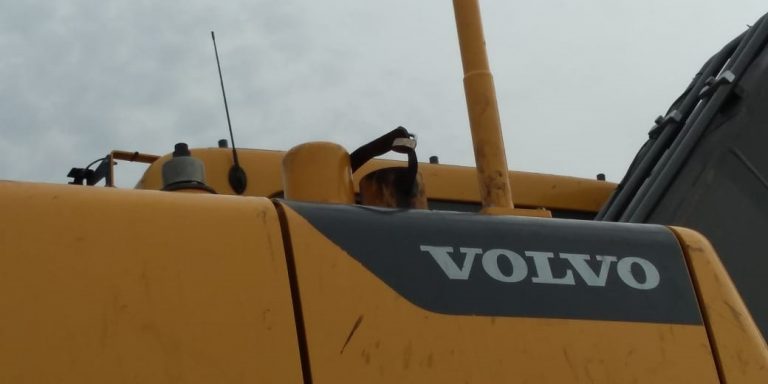 Dañaron una retroexcavadora municipal