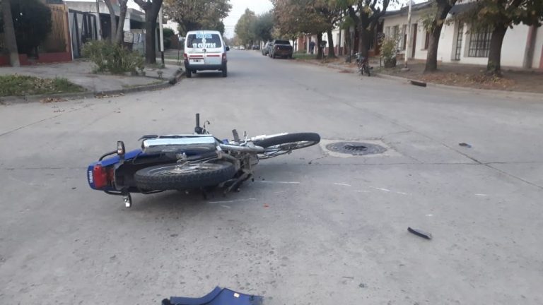 Un accidente de auto y una moto se produjo dentro del horario comercial