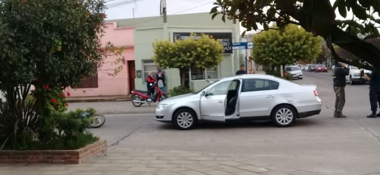 Otro accidente entre un auto y una moto