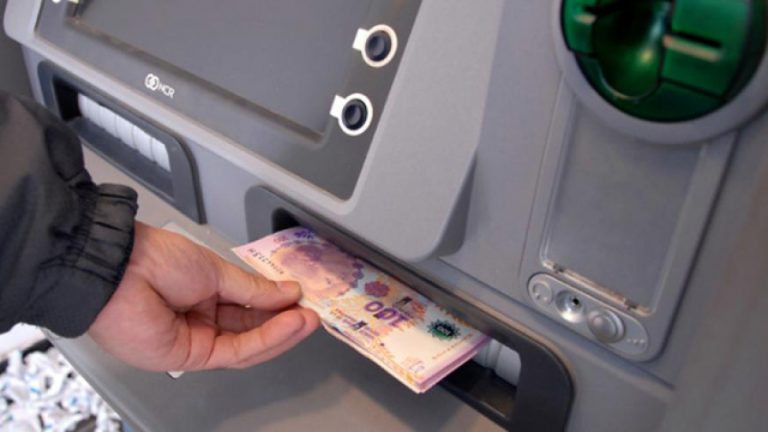 Desde abril los bancos volverán a cobrar por el uso de cajeros
