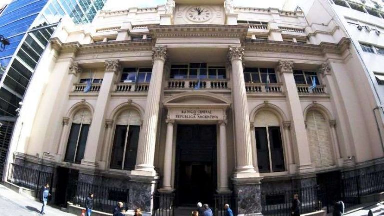 Los Bancos ilegalmente le hacen descuentos a los beneficiarios del IFE