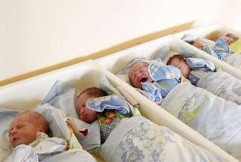 En 68 días de cuarentena nacieron 132 bebes y hubo 88 decesos