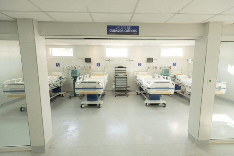 El gobernador bonaerense recorrió el Hospital Respiratorio de Navarro