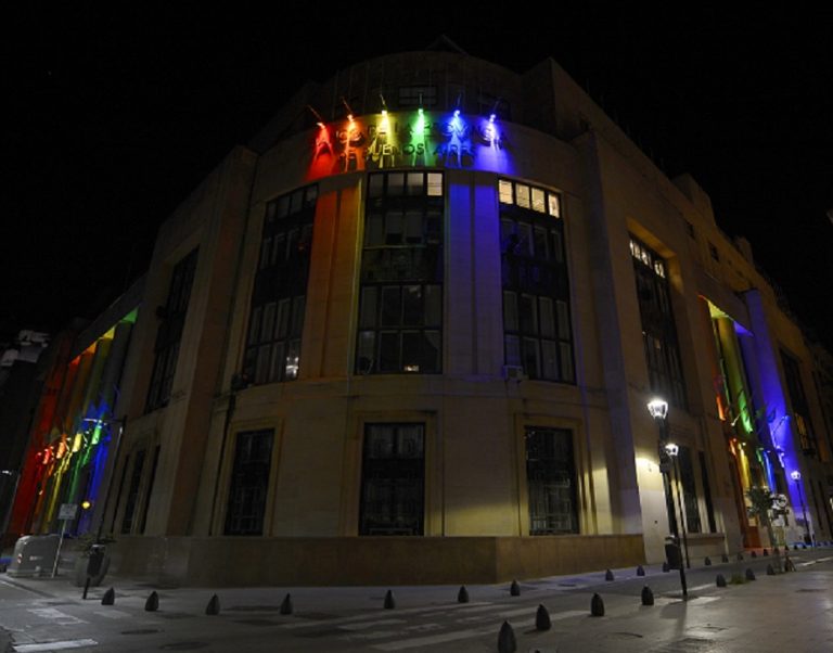 Es ante la semana del Orgullo LGBTIQ+ se iluminaron fachadas del Banco Provincia