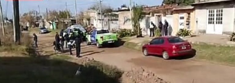 En Junín este mediodía se allanan los domicilios de quienes serían los sospechosos de incendiar la camioneta del infectado por Covid 19autorán
