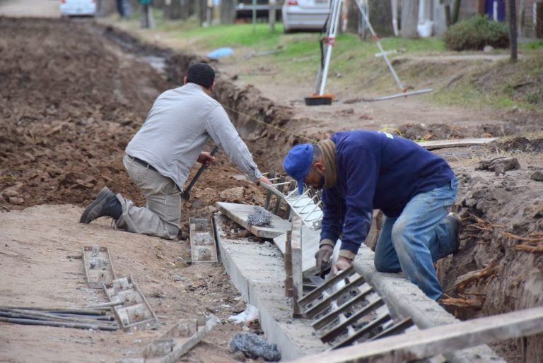 Siguen obras de cordón cuneta en ‘El Santo’