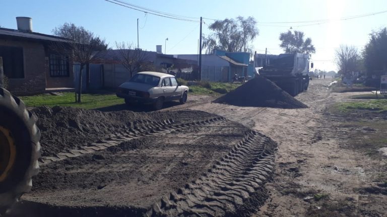 Se estabilizan con piedras calles de Barrios Unidos