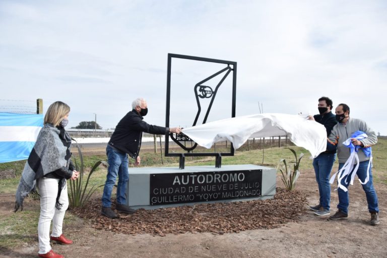 En el autódromo nuevejuliense se descubrió un monolito con la nueva denominación