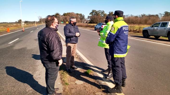 Controles de vehículos y personas en el cruce de ruta 5 y 65