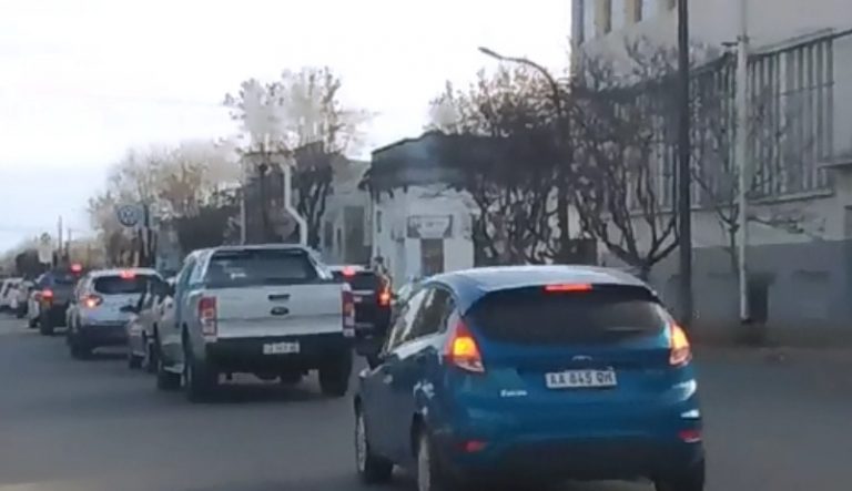 Con banderas y haciendo escuchar las bocinas de sus vehículos recorrieron calles nuevejulienses