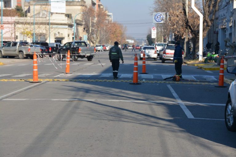 Se siguen resaltando señales viales en el centro de la ciudad