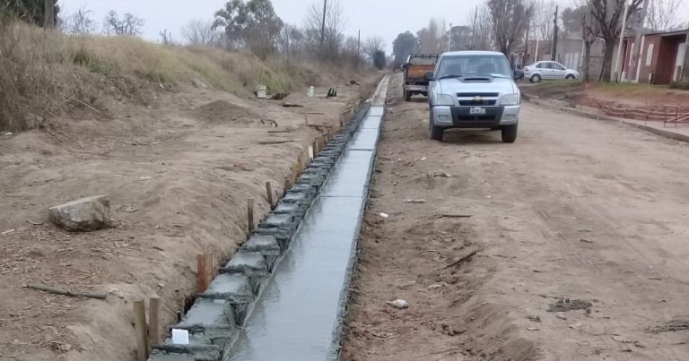 Continúan los trabajos de ‘cordón-cuneta’ en ‘El Santo’