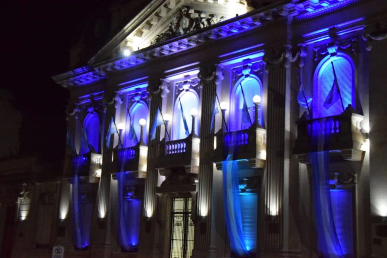 El Palacio Municipal de Nueve de Julio luce con los colores de la patria