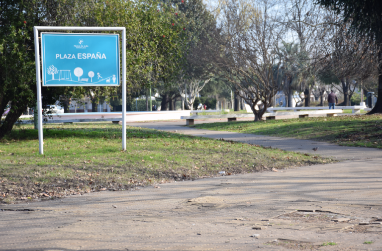 Se reemplazan las veredas de las plazas España e Italia de Nueve de Julio