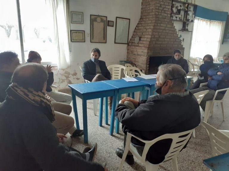 La Director de Relaciones con la Comunidad facilita a las instituciones a ordenar su personería jurídica