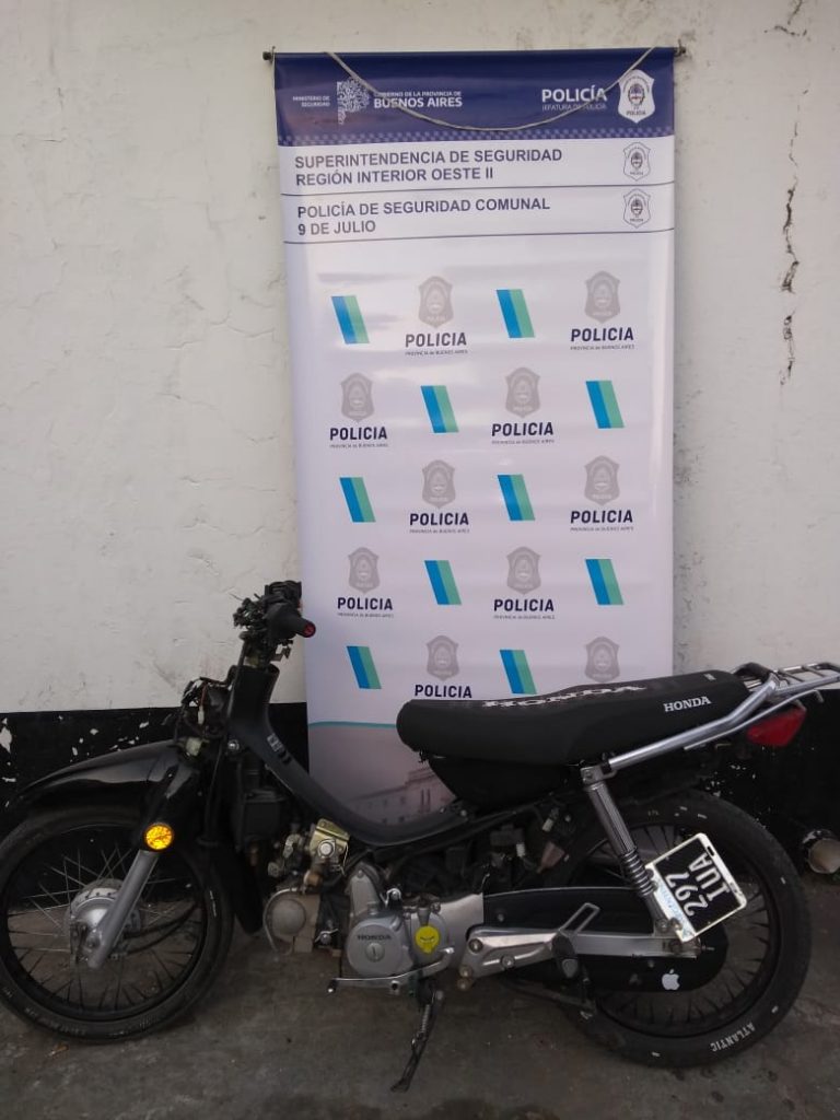 Dos aprehendidos por circular en una moto robada