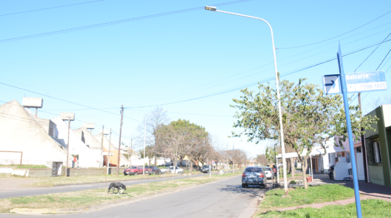 Vecinos de Avda. Garmendia celebran que llegó la luz led